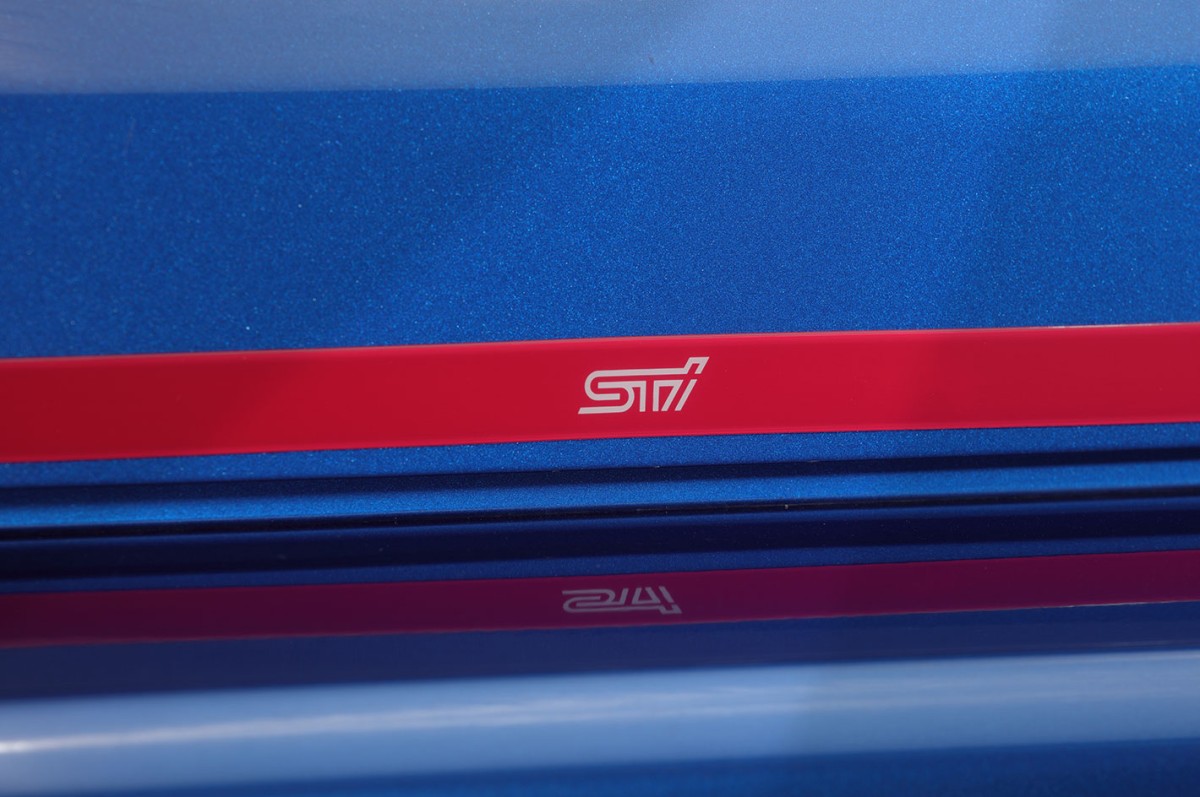 STI テールゲートガーニッシュ（チェリーレッド） ST91042VV060 - 写真 3