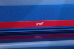 STI テールゲートガーニッシュ（チェリーレッド） ST91042VV060 - thumbnail 3