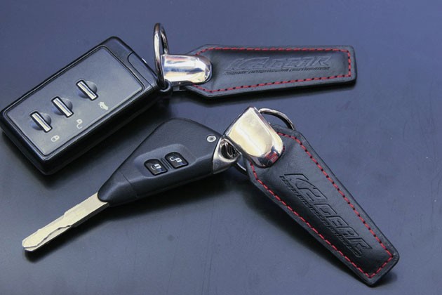 K2GEARロゴ入りキーホルダー — 写真 3