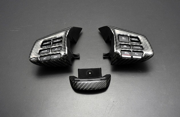 LIBERAL カーボンステアリングベゼル — カラーカーボン（Subaru Forester SJ5用） — 写真 4