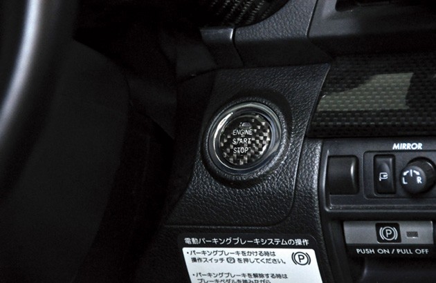 LIBERAL カーボンプッシュスタータースイッチ — ブラックカーボン/シルバーカーボン — 写真 3