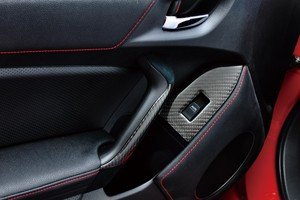 LIBERAL ドアグリップ — カラーカーボン+上下ブラックアルカンターラ（Subaru BRZ ZC6用）