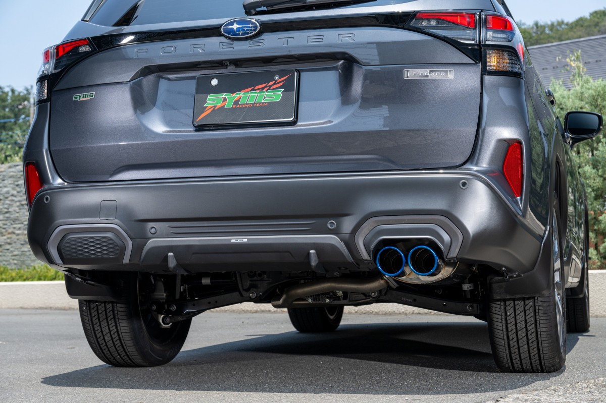 SYMS SL FORESTER
Rear Center Garnish Painted semi-gloss black OEM Y3000SL002 — Photo 3